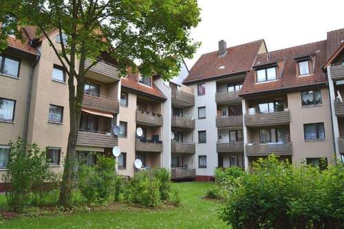 Theodor-Heuss-Allee 11; 13; 15 - Blick über den begrünten Innenhof auf die rückseitige Fassade der mehrgeschossigen Wohngebäude - Gemütliche 2,5-Zimmerwohnung in zentraler Lage von Altenbauna