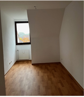 kleines Zimmer mit Blick auf die Fenstergaube, helle Wände und holzfarbener Bodenbelag.PNG - 2 Zimmer Etagenwohnung zur Miete in Baunatal