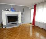 Wohnzimmer mit Zugang zum Balkon - 2 Zimmer Etagenwohnung in Neustadt