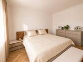 Erdgeschoss Schlafzimmer Blick Richtung Kommode - 