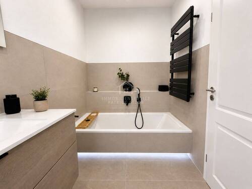 Dachgeschoss Bad Blick Richtung Badewanne - 