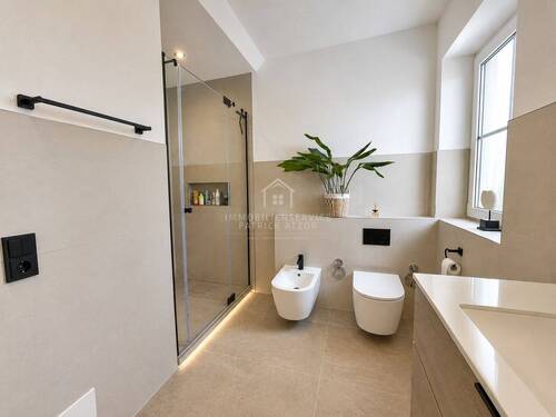 Dachgeschoss Badezimmer Blick Richtung Dusche - 