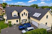 Drohne Südost - Umfangreich modernisiertes Zweifamilienhaus mit 3 nutzbaren Einheiten, Terrassen, Balkon und Garage