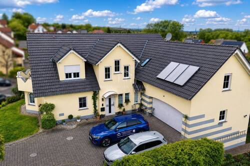 Drohne Südost - Umfangreich modernisiertes Zweifamilienhaus mit 3 nutzbaren Einheiten, Terrassen, Balkon und Garage