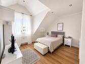 Dachgeschoss Schlafzimmer Blick Richtung Bett - 