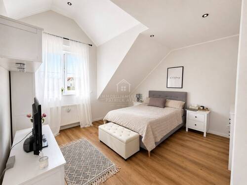 Dachgeschoss Schlafzimmer Blick Richtung Bett - 