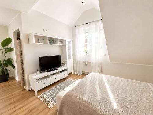 Dachgeschoss Schlafzimmer Blick Richtung Fenster - 