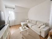 Dachgeschoss Wohnzimmer Blick Richtung Couch - 