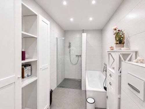 Souterrain Badezimmer Blick Richtung Dusche - 