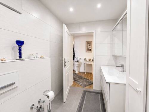 Souterrain Badezimmer Blick Richtung Flur - 
