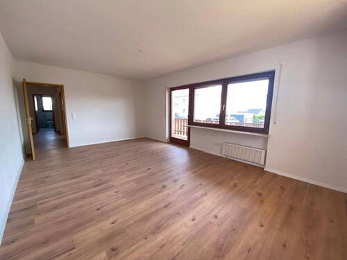Wohnz. - Große EG Wohnung mit 3 Schlafzimmern und Terrasse