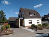 Garagenzufahrt/ Hauseingang - 4 Zimmer Einfamilienhaus zum Kaufen in Zeven