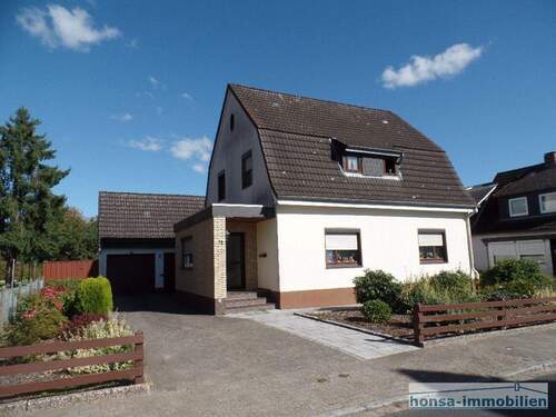Garagenzufahrt/ Hauseingang - 4 Zimmer Einfamilienhaus zum Kaufen in Zeven