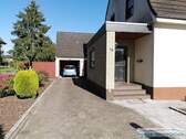 Garagenzufahrt/ Hauseingang - 4 Zimmer Einfamilienhaus in Zeven