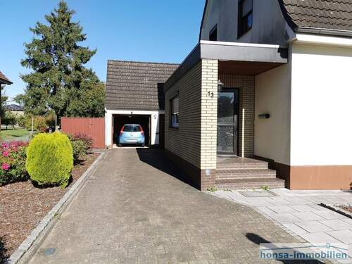 Garagenzufahrt/ Hauseingang - 4 Zimmer Einfamilienhaus in Zeven