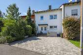 Straßenansicht - Familienfreundliches Reihenmittelhaus mit Einliegerbereich und Garage
