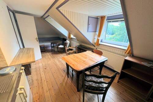 W1: Raum mit Küchenzeile im Dachgeschoss - 