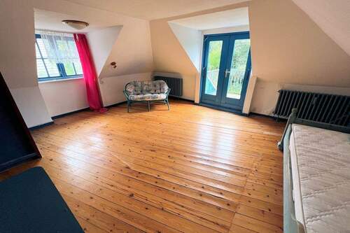 W1: Weiterer großzügiger Raum im DG mit Balkon - 