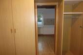 Flur, Einbauschrank (2) - 3 Zimmer Etagenwohnung in Buchbach