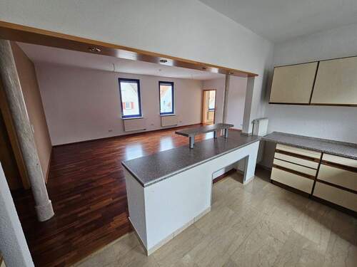 Küche mit angrenzendem Wohn- und Essbereich - Schöne 4-Zimmer-Wohnung in zentraler Lage in Albstadt-Tailfingen