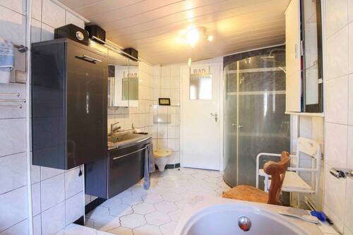 Bad mit Dusche und Wanne - Einfamilienhaus mit 90,30 m&sup2; in Niedere Börde zum Kaufen