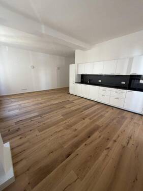 Küche und Wohnbereich - 1 Zimmer Etagenwohnung in Stuttgart