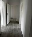 Akazienallee 8 - Blick auf barrierefreien Eingangsbereich eines hellen, mehrgeschossigen Wohngebäudes - Großzügige 3-Zimmerwohnung in ruhiger Lage am Baunsberg