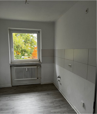 modernes Badezimmer mit Handtuchheizkörper, wandhängendem WC, großformatigen Fliesen in weiß (Wand) und dunkelgrau (Boden).PNG - 