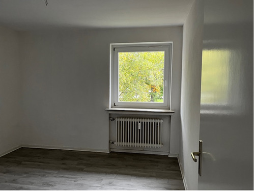 Küche mit Blick zum Fenster mit hellem Fliesenspiegel und hellem Bodenbelag.PNG - 