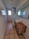 Modernes Bad mit Fenster - 