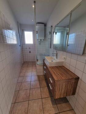 Modernes Bad mit Fenster - 