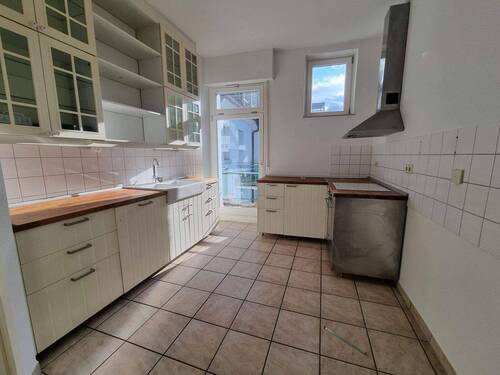 große Küche mit Balkon - 
