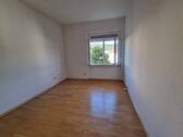 Helles Zimmer mit Parkettboden - 