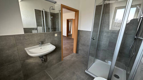 Badezimmer mit Dusche - 3 Zimmer Etagenwohnung zur Miete in Chemnitz
