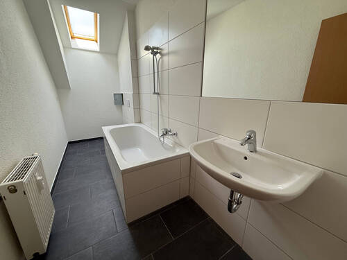 Badezimmer mit Wanne - Etagenwohnung mit 96,80 m² in Chemnitz zur Miete