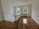 Wohnzimmer mit Küche - 2 Zimmer Etagenwohnung zur Miete in Magdeburg
