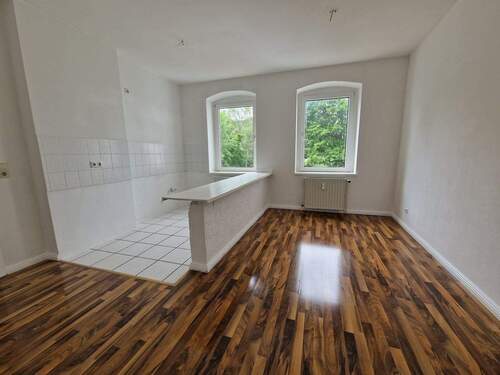 Wohnzimmer mit Küche - 2 Zimmer Etagenwohnung zur Miete in Magdeburg