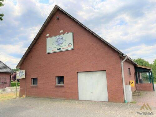 Nebengebaeude-am-Parkplatz - 