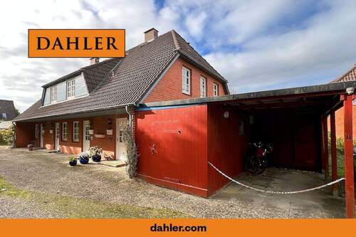 Außenansicht (Eingangsseite) mit Carport - 3 Zimmer Terrassenwohnung zum Kaufen in Wyk auf Föhr