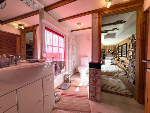 Toilette im OG mit Blick ins Schlafzimmer - 