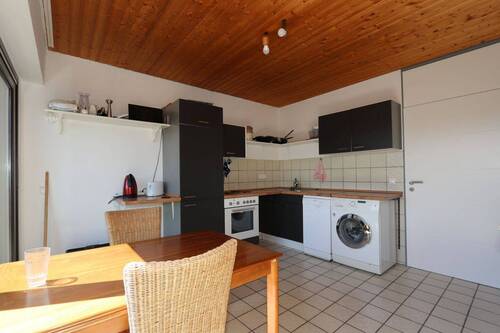 Wohnküche mit Schiebetür zur Loggia - 