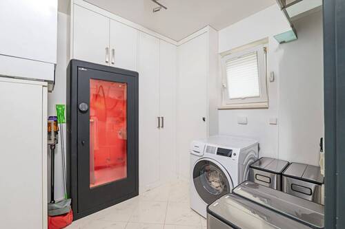Hauswirtschaftsraum mit Edel-Tresor - 