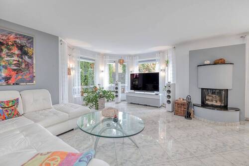 Wohnzimmer mit Erker und Kamin - 