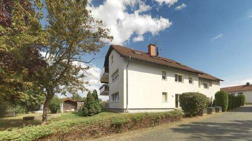 Haus-Außenansicht - 4 Zimmer Etagenwohnung zur Miete in Solms