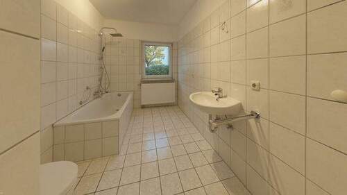 Bad - 4 Zimmer Etagenwohnung in Solms