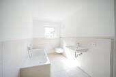 Bad mit Wann und begehbarer Dusche - Terrassenwohnung mit 115,00 m² in Höchberg zum Kaufen