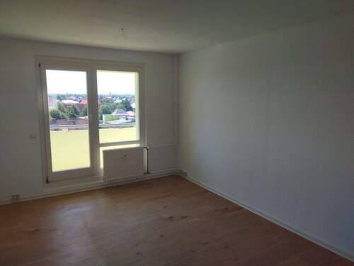 Wohnzimmer mit Balkon.jpg - 4 Zimmer Etagenwohnung in Zeithain