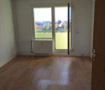 Wohnzimmer mit Balkon - Etagenwohnung mit 77,00 m² in Zeithain zur Miete