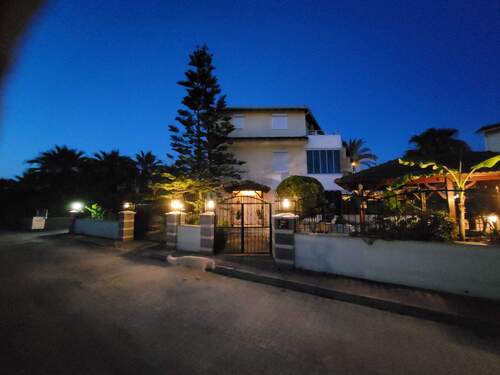 Hausansicht nachts - 5 Zimmer Doppelhaushälfte in Kadriye