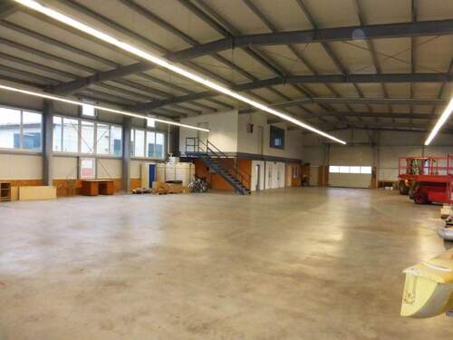 Bild 1 - AUMÜLLER-Immobilien - Moderne hochwertig ausgestattete Halle mit großem Rolltor und BüroLagerfläche